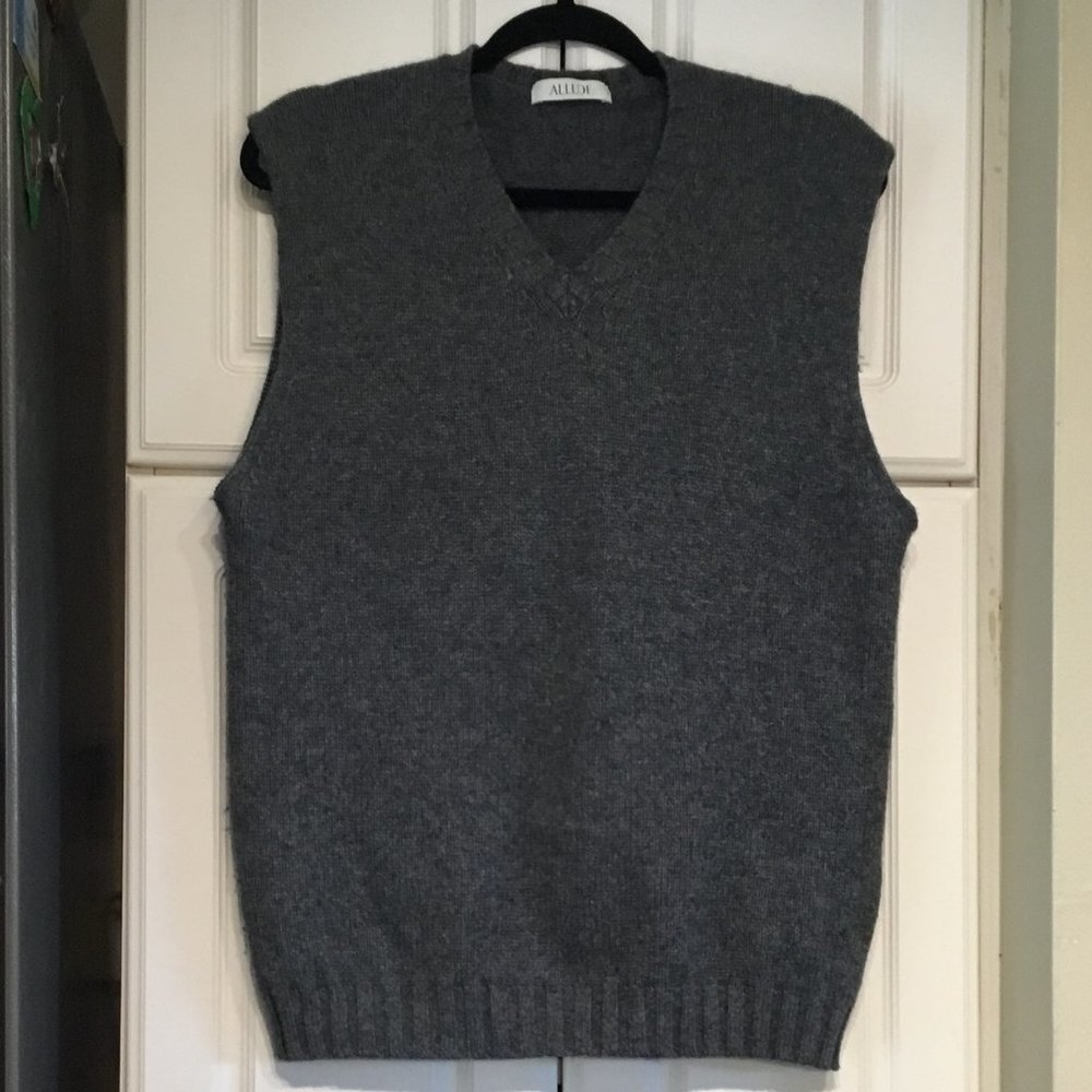 Allude Men’s V-Neck Wool Sweater Vest in Charcoal Gray